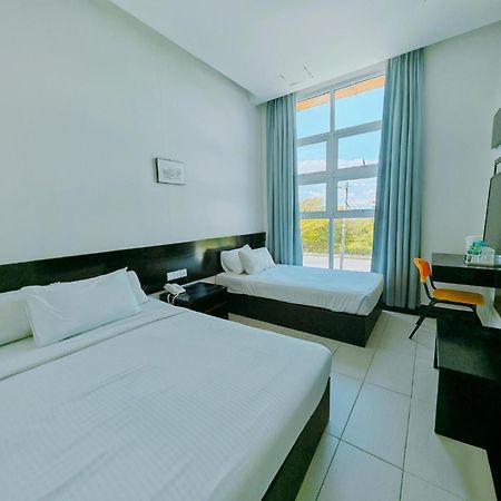 Citrine Hotel Seri Iskandar Esterno foto